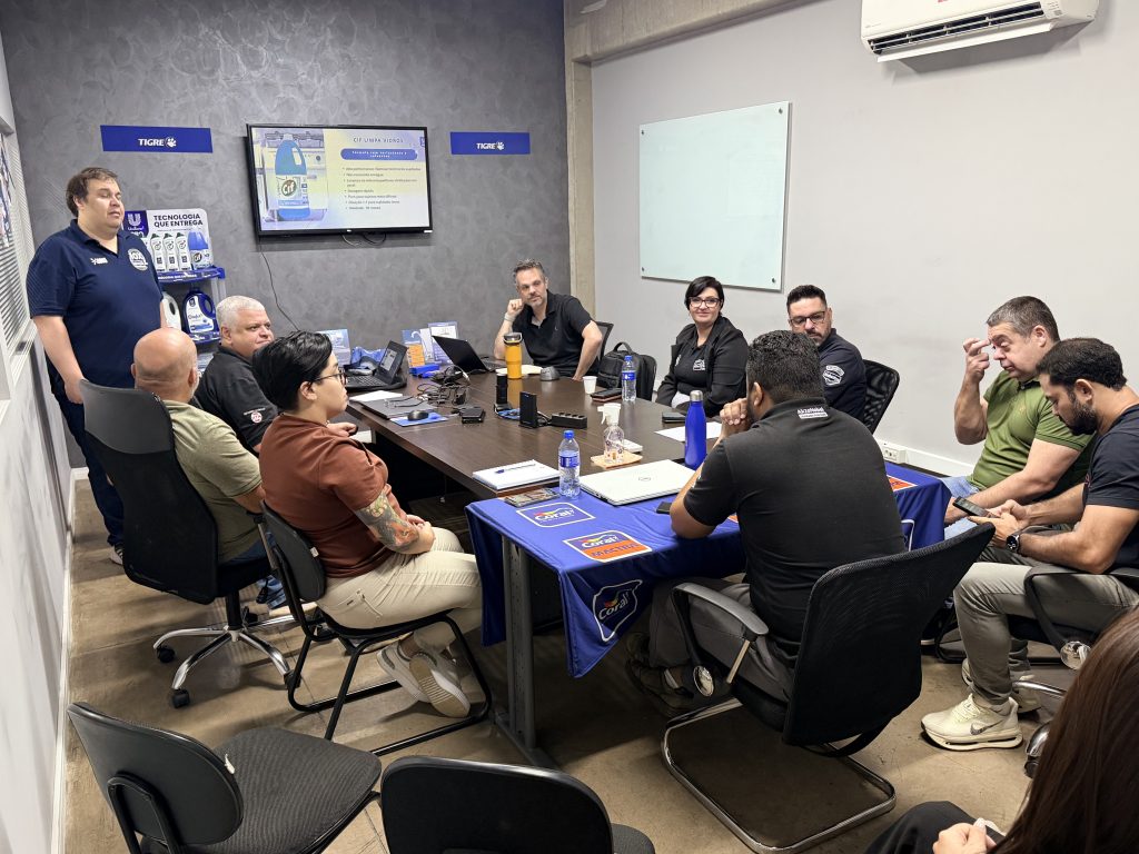 Equipe em encontro comercial da Ciacor e Unilever PRO